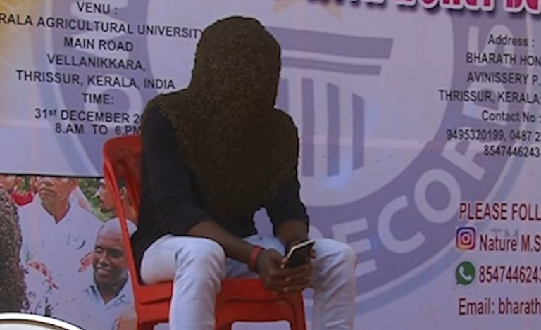 Un hombre pasa 4 horas con el rostro completamente cubierto por abejas y establece un nuevo récord Guinness