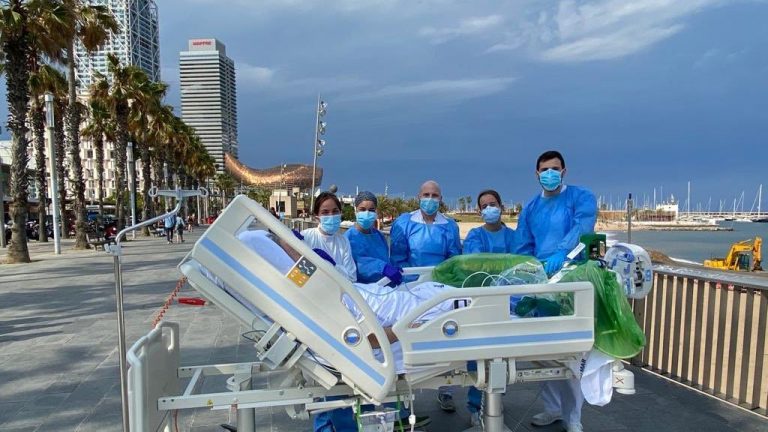 Trasladan a una playa de Barcelona a un paciente de Covid-19 para que pueda ver el mar