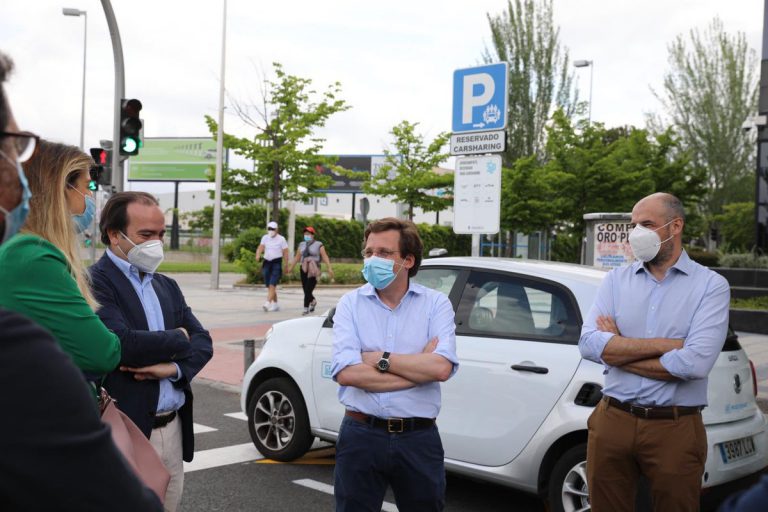 Almeida entrega un cheque de 6.000 euros al Banco de Alimentos de Madrid
