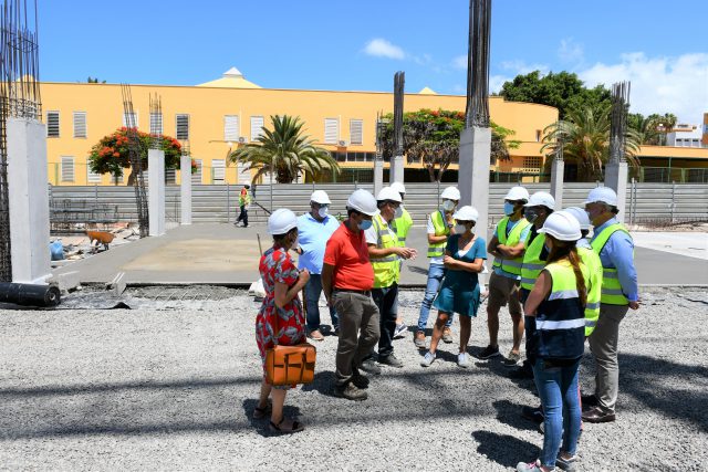 Alcaldesa grupo de Gobierno miembros de la empresa adjudicataria en la visita de las obras del edificio de aparcamientos en Arguineguín