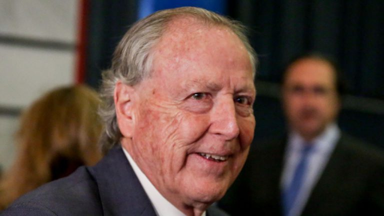 El exalcalde  Álvarez del Manzano sufre un atraco en plena calle de Madrid: “Al final, la he robado yo”