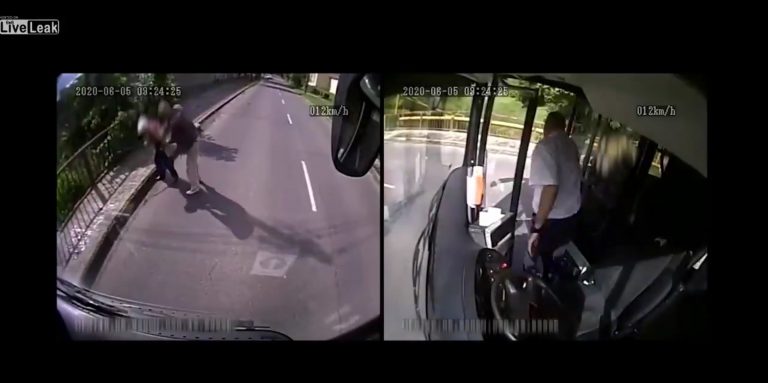 Un conductor detiene su autobús para socorrer a una anciana en un atraco