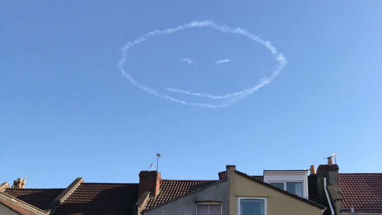 Un piloto dibuja una cara sonriente en el cielo de Bristol para animar a la población durante la pandemia