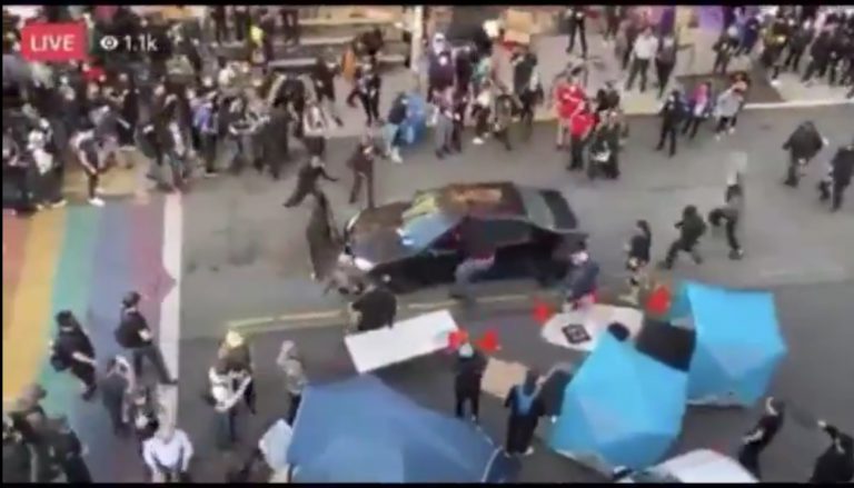 Arrolla con su coche y abre fuego sobre los manifestantes en Seattle