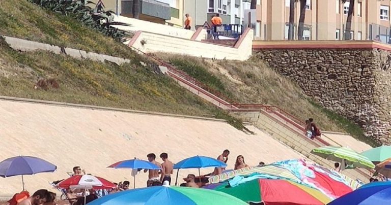 Cierra una playa en Cádiz tras completar el aforo máximo: 3.648 personas