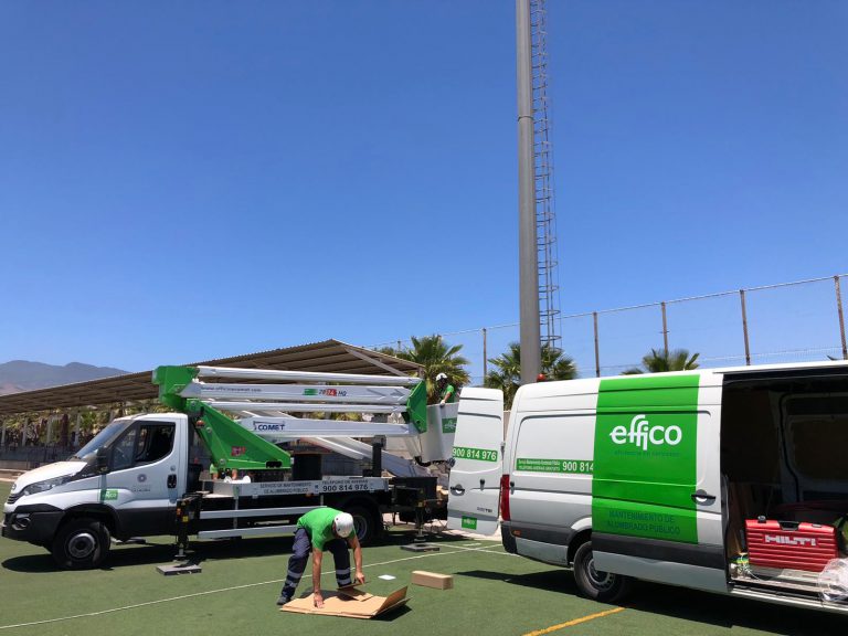 El Ayuntamiento mejora la eficiencia energética del campo de fútbol Pablos Abril con la instalación de luz LED
