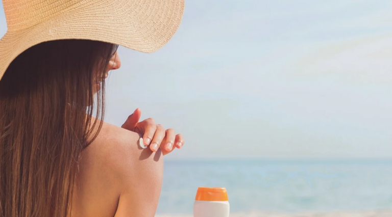 Usar gel hidroalcohólico en la playa puede causar quemaduras, advierten los expertos