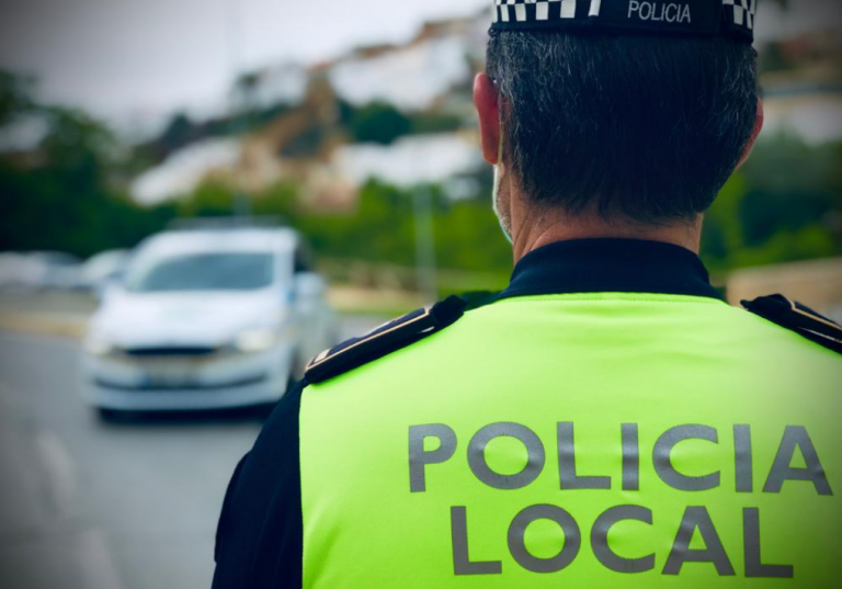 Desalojan dos veces un bar en Sevilla y descubren a los clientes escondidos en una habitación