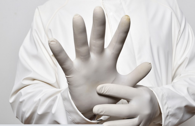 La impresionante foto de la mano de un médico tras utilizar guantes protectores durante 10 horas