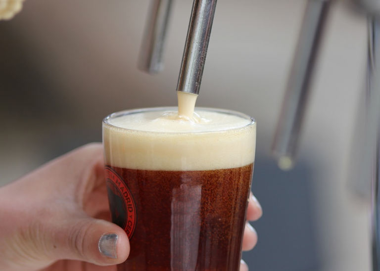 Un parroquiano paga en un bar de Granollers todas las cañas que no pudo tomarse durante el confinamiento