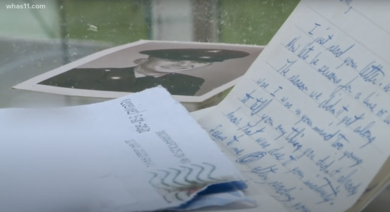 Una mujer recibe una carta de su hermano enviada hace 52 años durante la Guerra de Vietnam