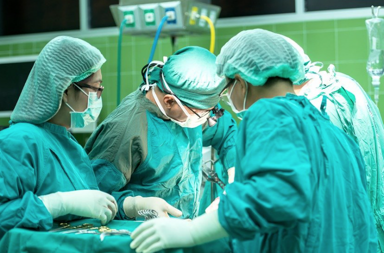 La sanidad privada propone un historial médico “único” entre centros públicos y privados