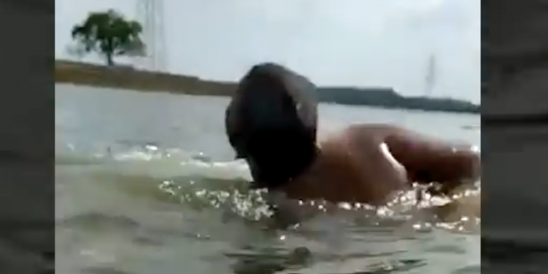 Un hombre salva a otro del ataque de un cocodrilo cuando se bañaban en un río