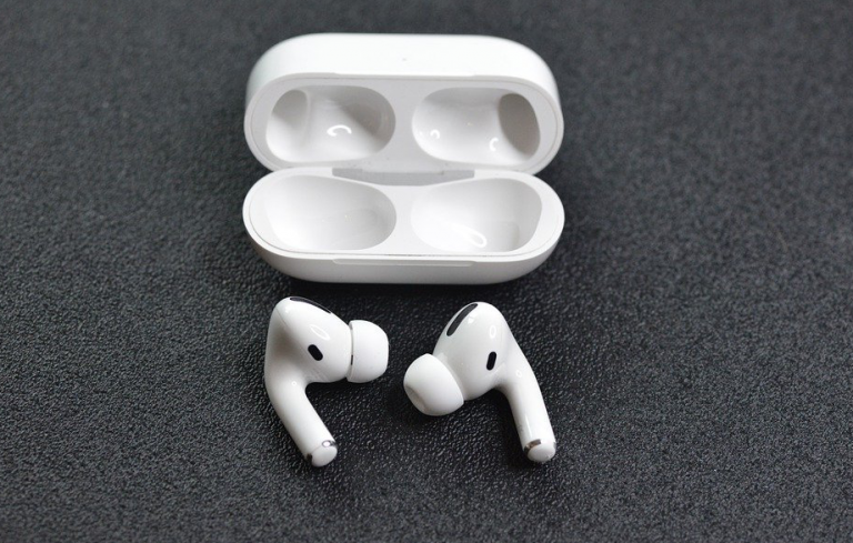 Herido tras estallarle los AirPods mientras realizaba una llamada