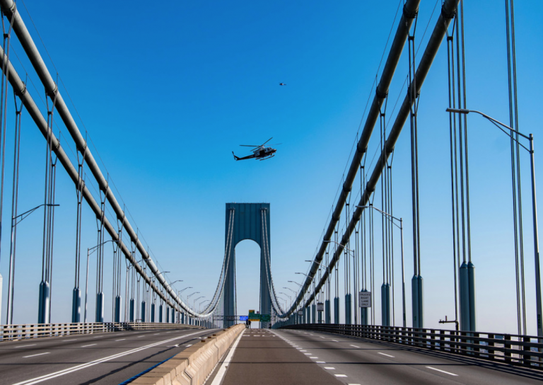 Un taxista salta la vacío tras detener su coche en uno de los puentes de Nueva York
