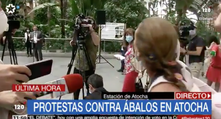 Una mujer increpa al ministro Ábalos durante una rueda de prensa en la estación de Atocha de Madrid