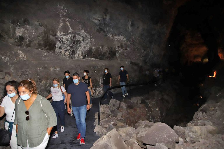 Insólita – Cueva de los Verdes, un apasionante viaje a las entrañas del tubo volcánico del Volcán de La Corona