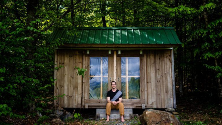 Un filósofo regresa ‘al mundo’ tras pasar dos meses aislado en una cabaña de retiro espiritual: “¿Me he perdido algo?”