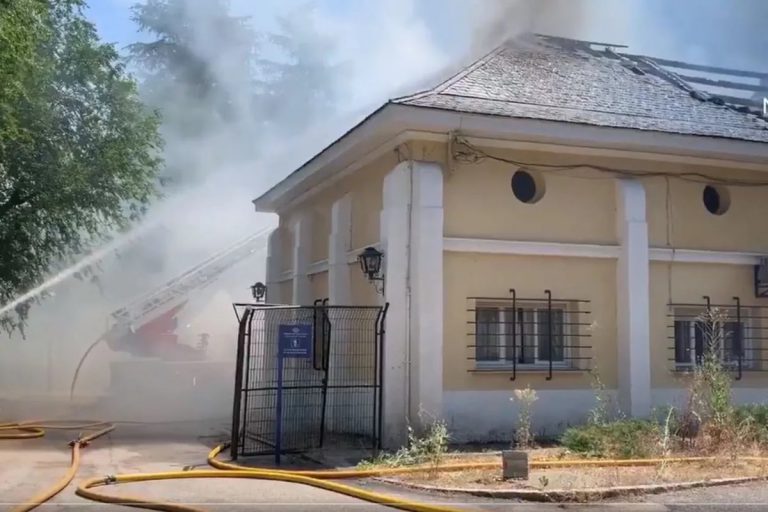 Diez dotaciones de bomberos tratan de extinguir el fuego en el Convento del Cristo de El Pardo