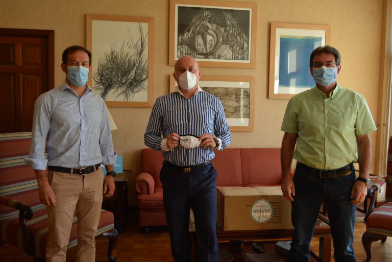 El Cabildo se compromete con el medio ambiente y distribuye mascarillas reutilizables para la protección ante el coronavirus