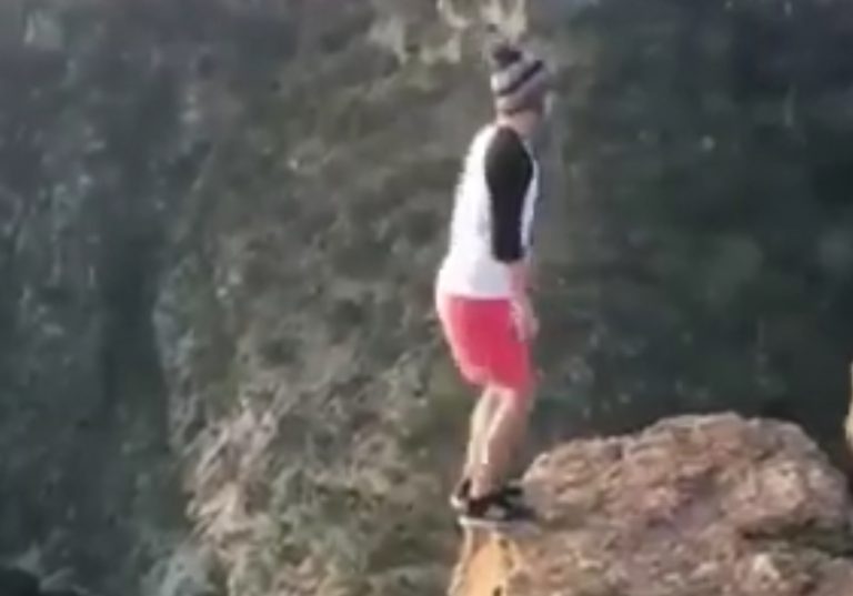 La acrobacia de un joven al borde de un precipicio deja a los internautas helados