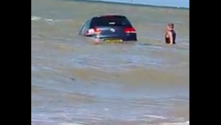 Un hombre intenta salvar su coche tras ser arrastrado por la marea