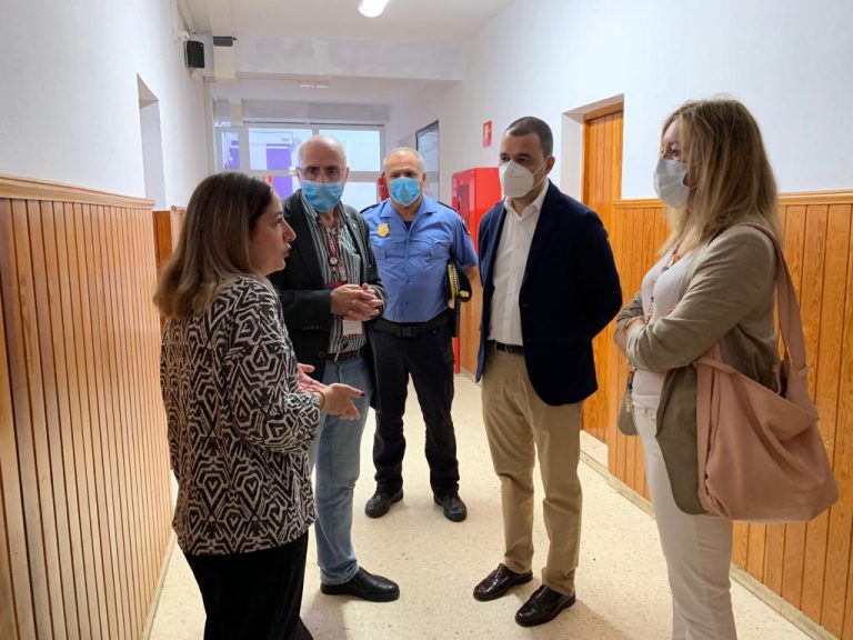 Pedro Rodríguez, la subdelegada del Gobierno y el presidente de Cruz Roja en Canarias visitan a los inmigrantes trasladados a la Residencia Escolar Santa María de Guía