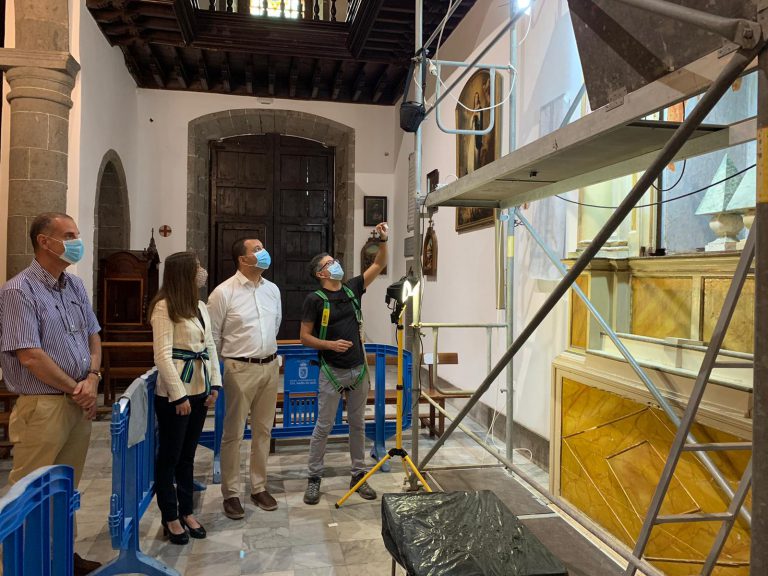 La restauración del retablo de San Sebastián en la Iglesia de Santa María de Guía estará lista a finales de octubre