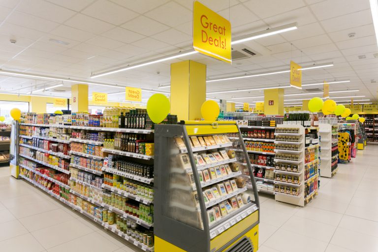 HiperDino renueva la imagen de su tienda turística ubicada en el centro comercial San Blas