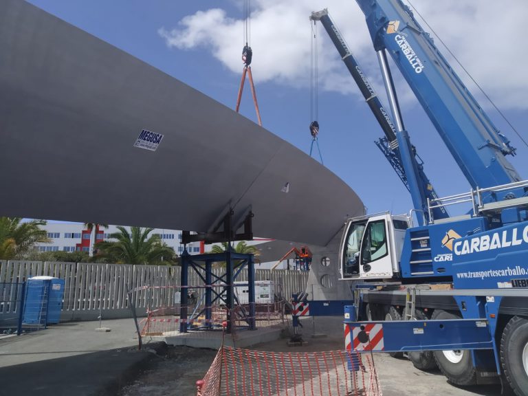 El Ayuntamiento instala la última de las piezas de la pasarela del Puerto Onda Atlántica completando el montaje de su estructura