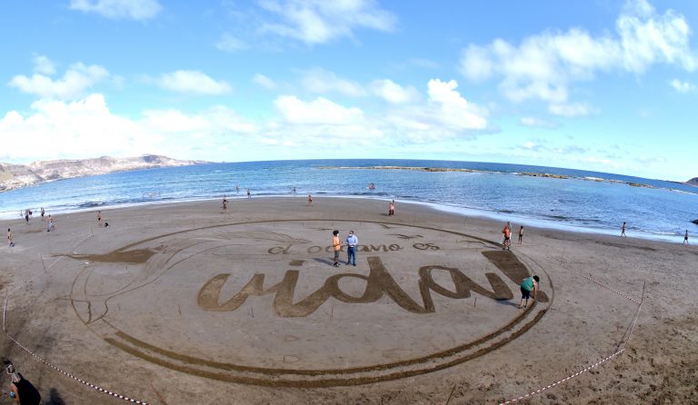 Una enorme postal de arena  en la playa de Las Canteras reivindica la vida en el Día Mundial de los Océanos 
