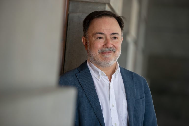 Turismo de Tenerife respalda la iniciativa del artista Luis Guardia que anima a veranear en la isla