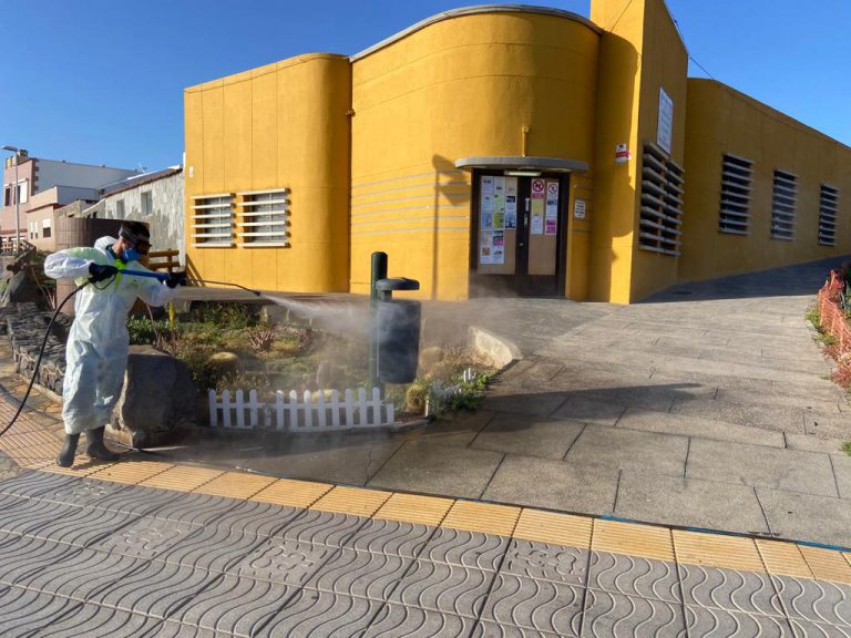 El Ayuntamiento centra estos días las labores de limpieza exhaustiva en la costa, Piletillas, Las Huesas y el casco del municipio