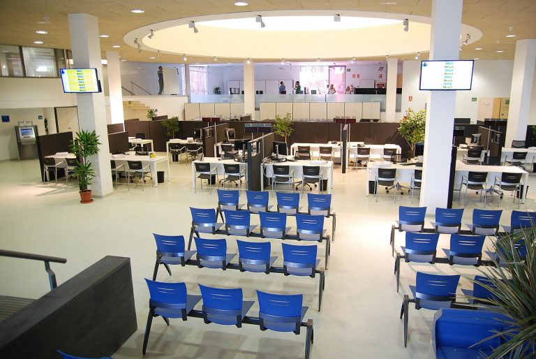 El Ayuntamiento de Santa Cruz retoma  la atención presencial con cita previa