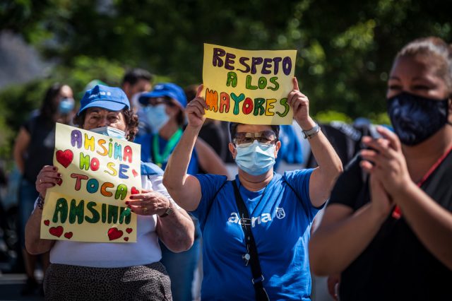 Los trabajadores y usuarios de Ansina se manifiestaron en el Cabildo para reivindicar sus puestos de trabajo. 1 PHOTO 2020 06 12 16 34 53 2