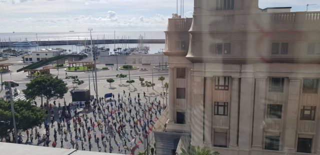 Los trabajadores y usuarios de Ansina se manifiestaron en el Cabildo para reivindicar sus puestos de trabajo. 2 PHOTO 2020 06 12 16 34 54 3