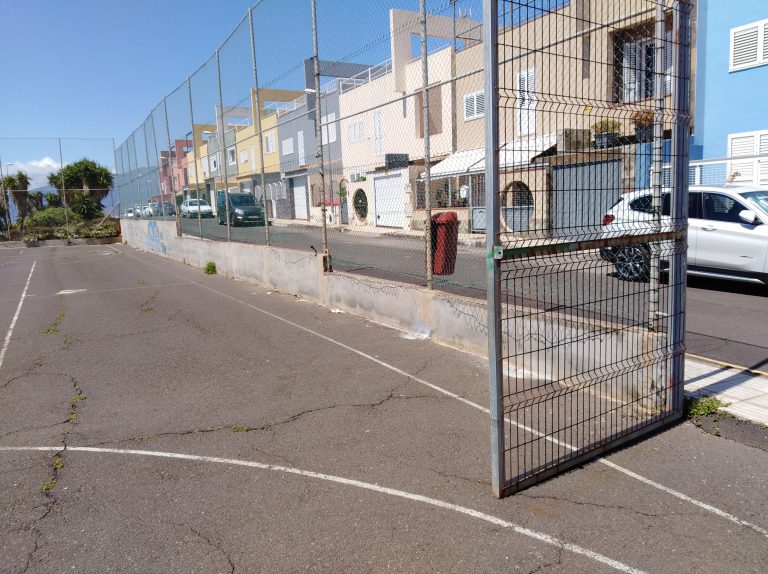 El renovado polideportivo de El Tablero estrena luces entre los aplausos y agradecimiento del vecindario