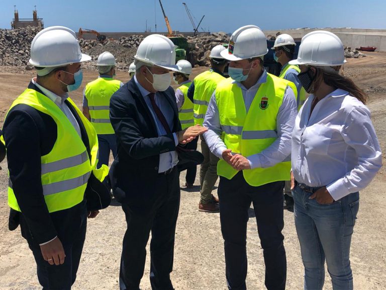 La ampliación del Puerto de Playa Blanca enfila su recta final tras ejecutar un 70% de los trabajos previstos y casi 30 millones de euros en obras