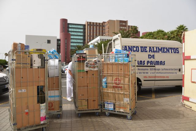 El Insular-Materno Infantil colabora con el Banco de Alimentos con 1.700 kilos de comida 2 Transporte de los alimentos min