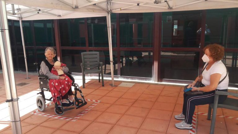 Las personas mayores de la Residencia  Tarazona reciben ya las visitas de sus seres queridos