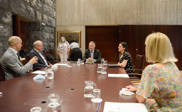 El Gobierno de Canarias y TUI acuerdan trabajar en la recuperación progresiva de los flujos turísticos