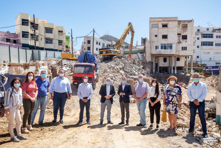 El Ayuntamiento ejecuta la última demolición para la construcción del parquin municipal en pleno casco galdense