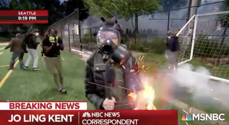 Un cohete impacta contra una reportera en pleno directo