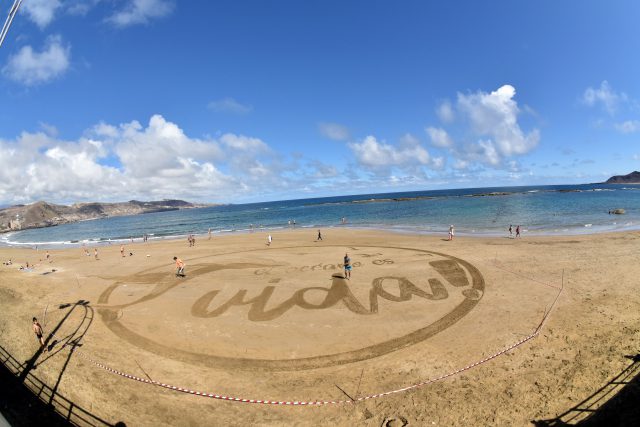 proceso de ejecución postal de arena Día Mundial de los Océanos Las Canteras junio 2020
