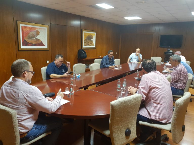 El Ayuntamiento acuerda con los representantes del sector aumentar al 50% el servicio de taxis