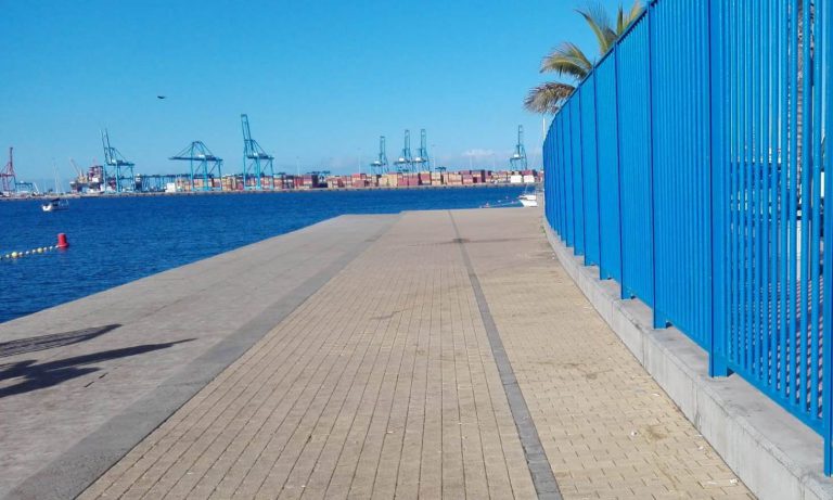 El ayuntamiento prohíbe el acceso al solario de la playa de Las Alcaravaneras