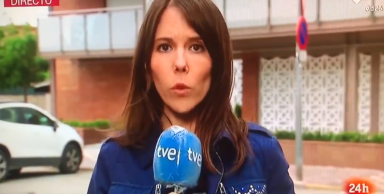 Una reportera del Canal 24 Horas hace una crónica en catalán y la presentadora la corta