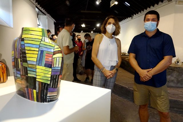 200717 Una muestra de la exposición con la concejala Gladis de León y el monitor Ernesto Domínguez