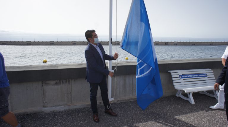 Pedro Martín iza una de las dos banderas azules de puertos deportivos de Tenerife