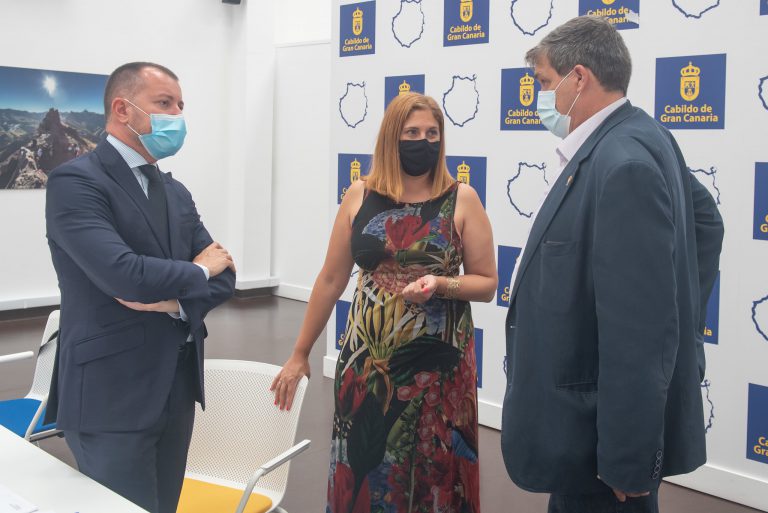 El Ayuntamiento capitalino cede terrenos al Cabildo para la construcción de dos centros residenciales para casi 200 personas